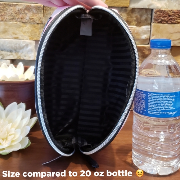 *SALE - LAST ONE* NEW V.S. "Winking" Large Beauty Bag - Picture 3 of 4